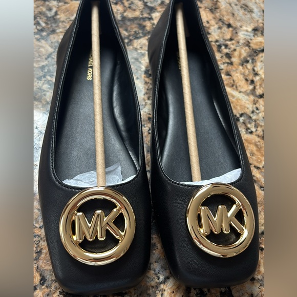 New Michael Kors Black leather Loafers with Gold Emblem size 8.5 - Picture 1 of 6